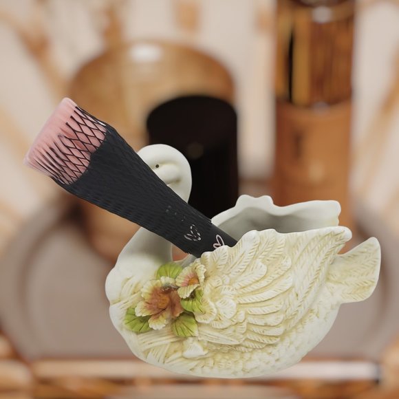 Limited Edition Heart-Shaped Foundation Brush - Mary Kay - Picture 9 of 10